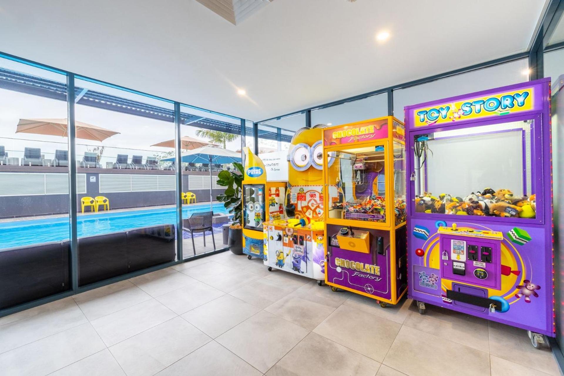 The Landmark Unit 405 Style, Spectacular Water Views, Lift, Linen, Pool, Games Room, Port-a-cot And Highchair.