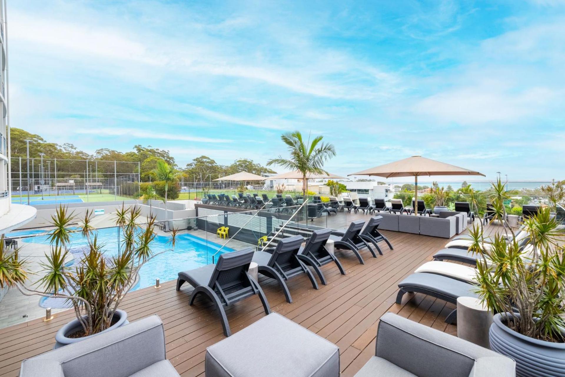 The Landmark Unit 405 Style, Spectacular Water Views, Lift, Linen, Pool, Games Room, Port-a-cot And Highchair. *