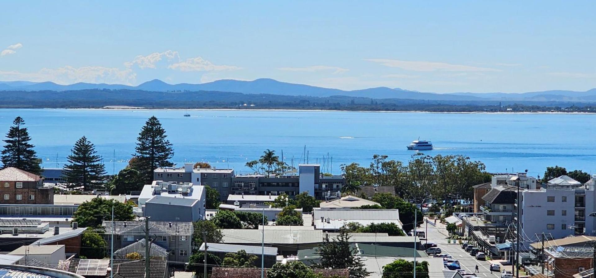 The Landmark Unit 405 Style, Spectacular Water Views, Lift, Linen, Pool, Games Room, Port-a-cot And Highchair.