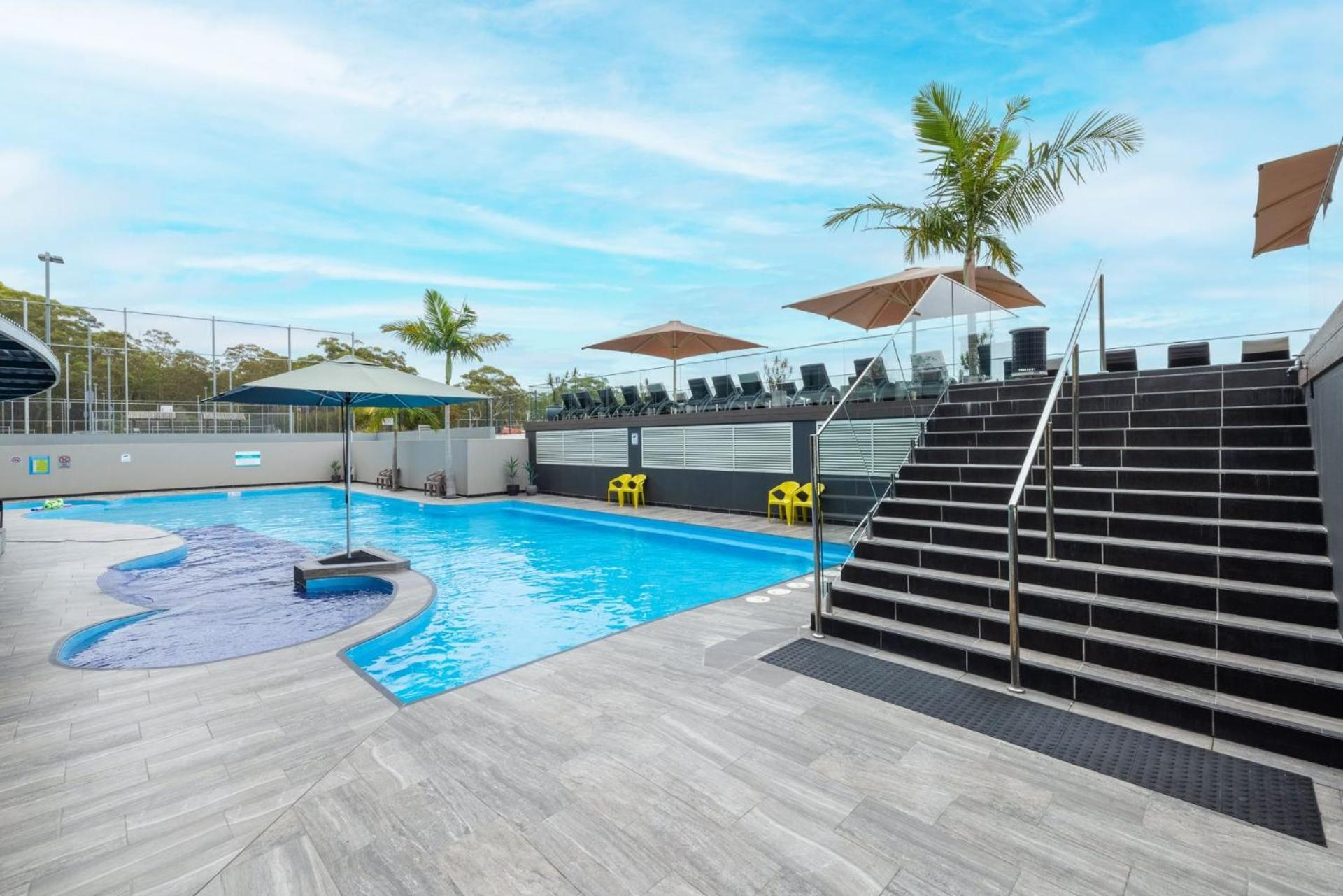 The Landmark Unit 405 Style, Spectacular Water Views, Lift, Linen, Pool, Games Room, Port-a-cot And Highchair.