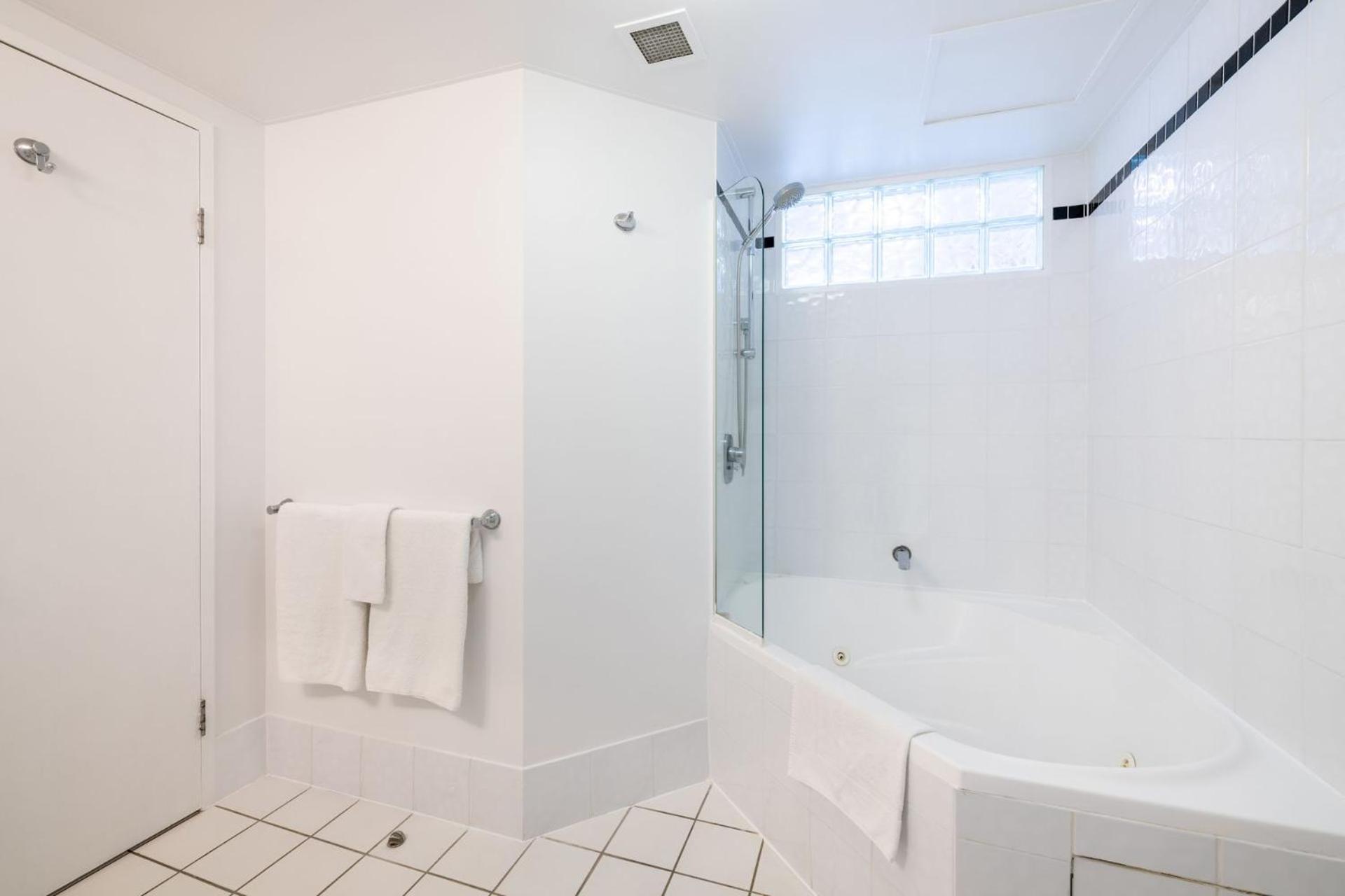 The Landmark Unit 405 Style, Spectacular Water Views, Lift, Linen, Pool, Games Room, Port-a-cot And Highchair. Apartment
