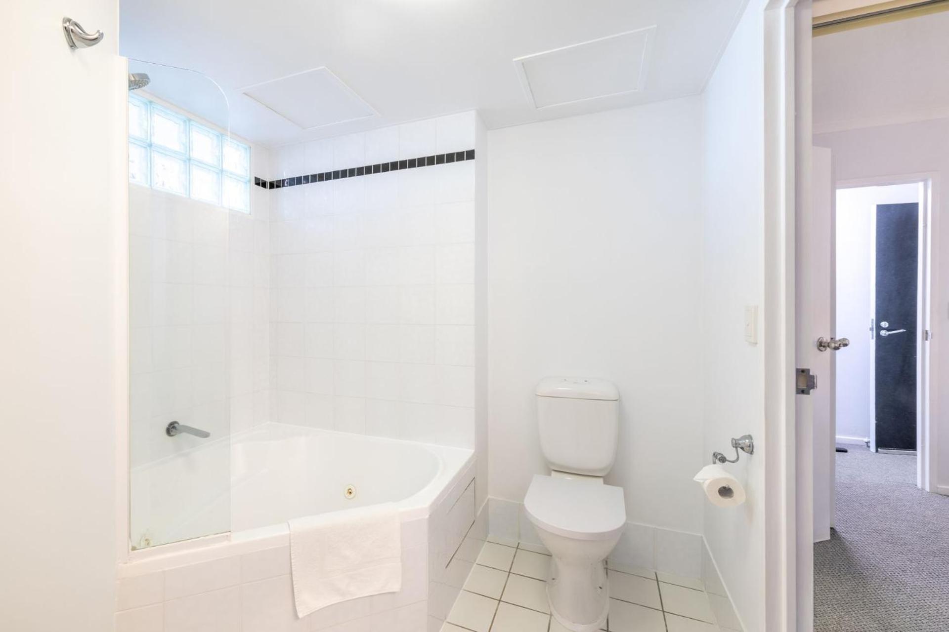 The Landmark Unit 405 Style, Spectacular Water Views, Lift, Linen, Pool, Games Room, Port-a-cot And Highchair. Apartment