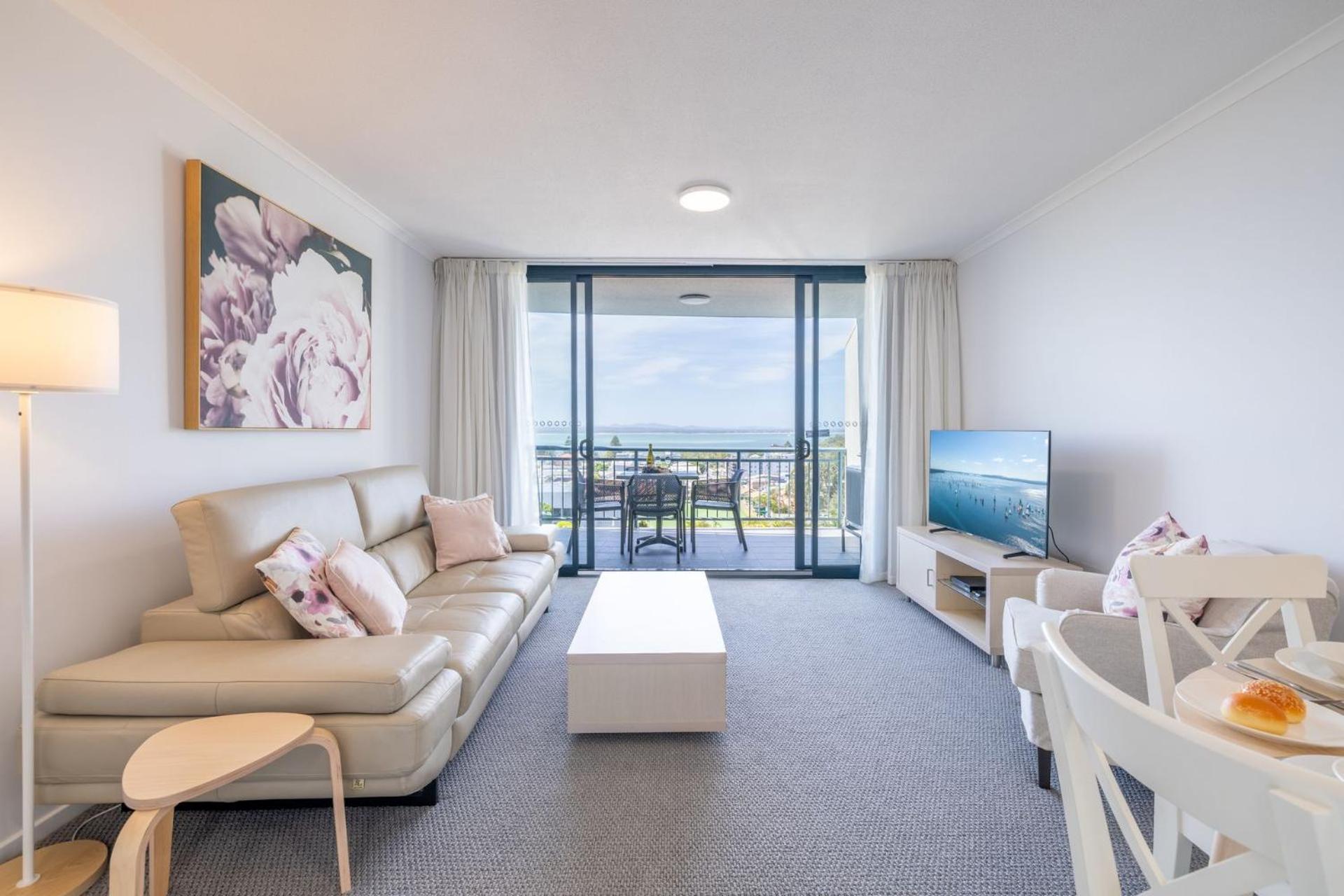 The Landmark Unit 405 Style, Spectacular Water Views, Lift, Linen, Pool, Games Room, Port-a-cot And Highchair.