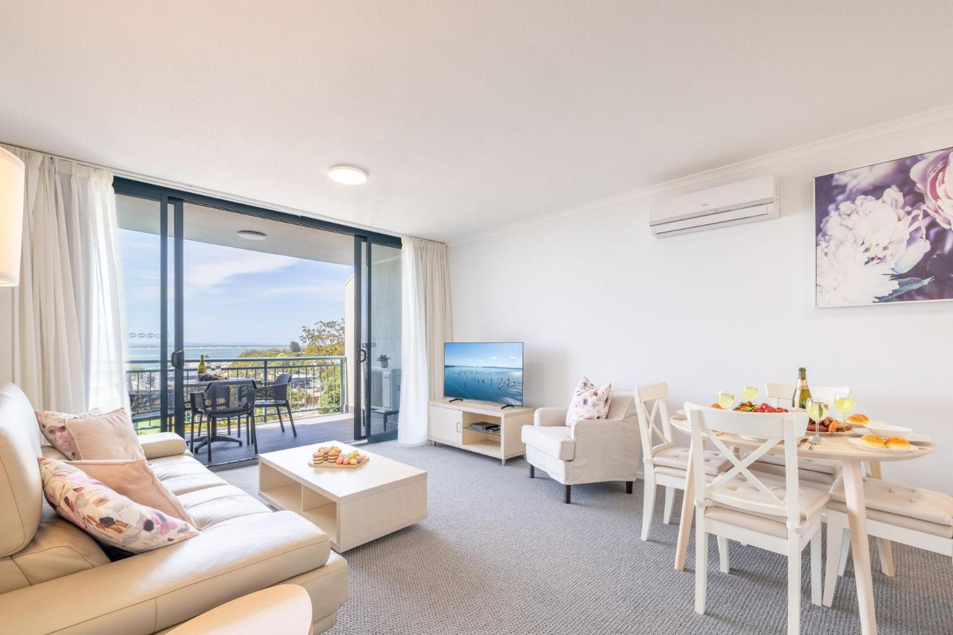 The Landmark Unit 405 Style, Spectacular Water Views, Lift, Linen, Pool, Games Room, Port-a-cot And Highchair. *