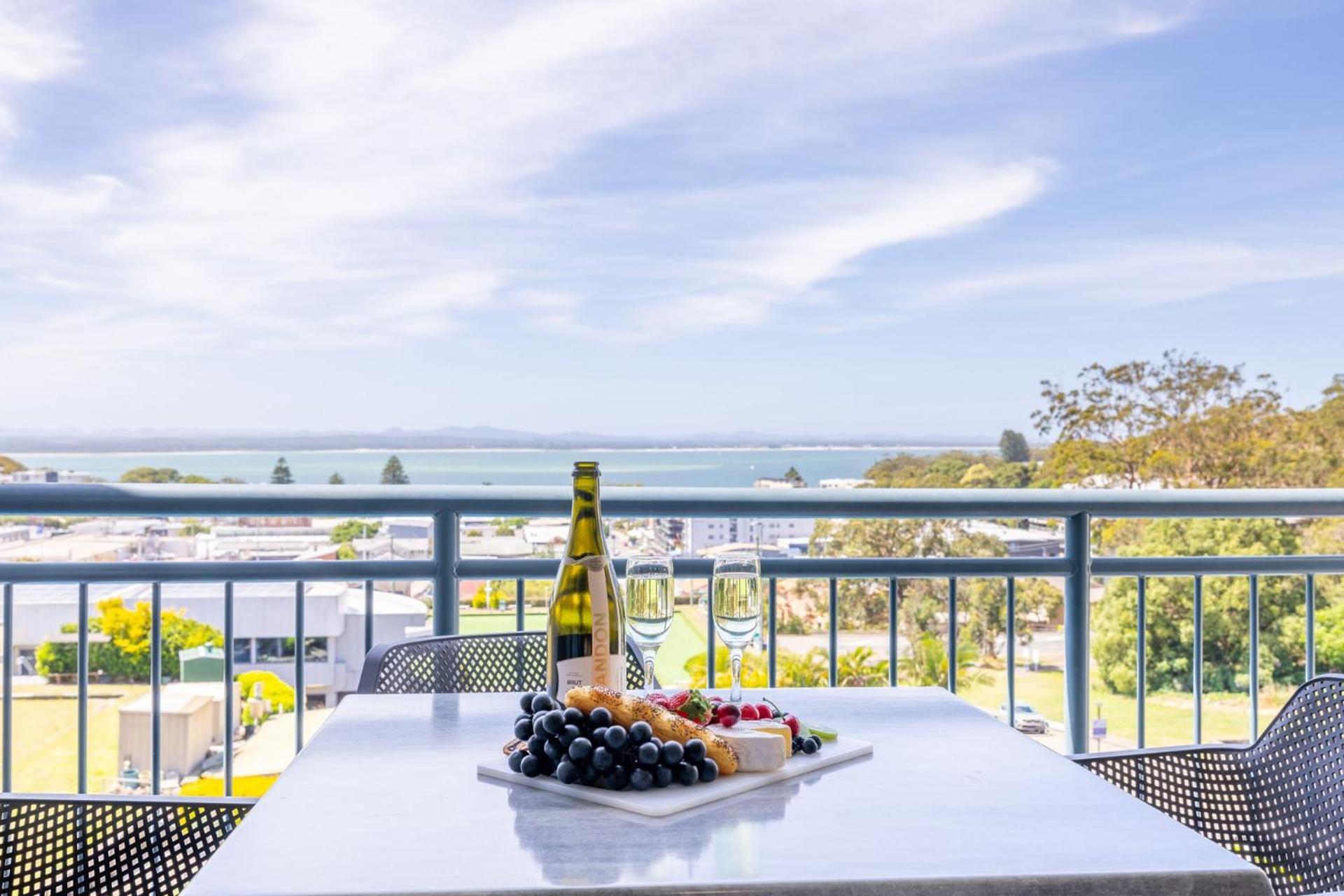 The Landmark Unit 405 Style, Spectacular Water Views, Lift, Linen, Pool, Games Room, Port-a-cot And Highchair. Apartment *